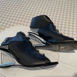 LIKE NEW Onex 8M Black Shootie